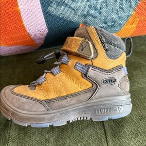 Keen kids hiking boots